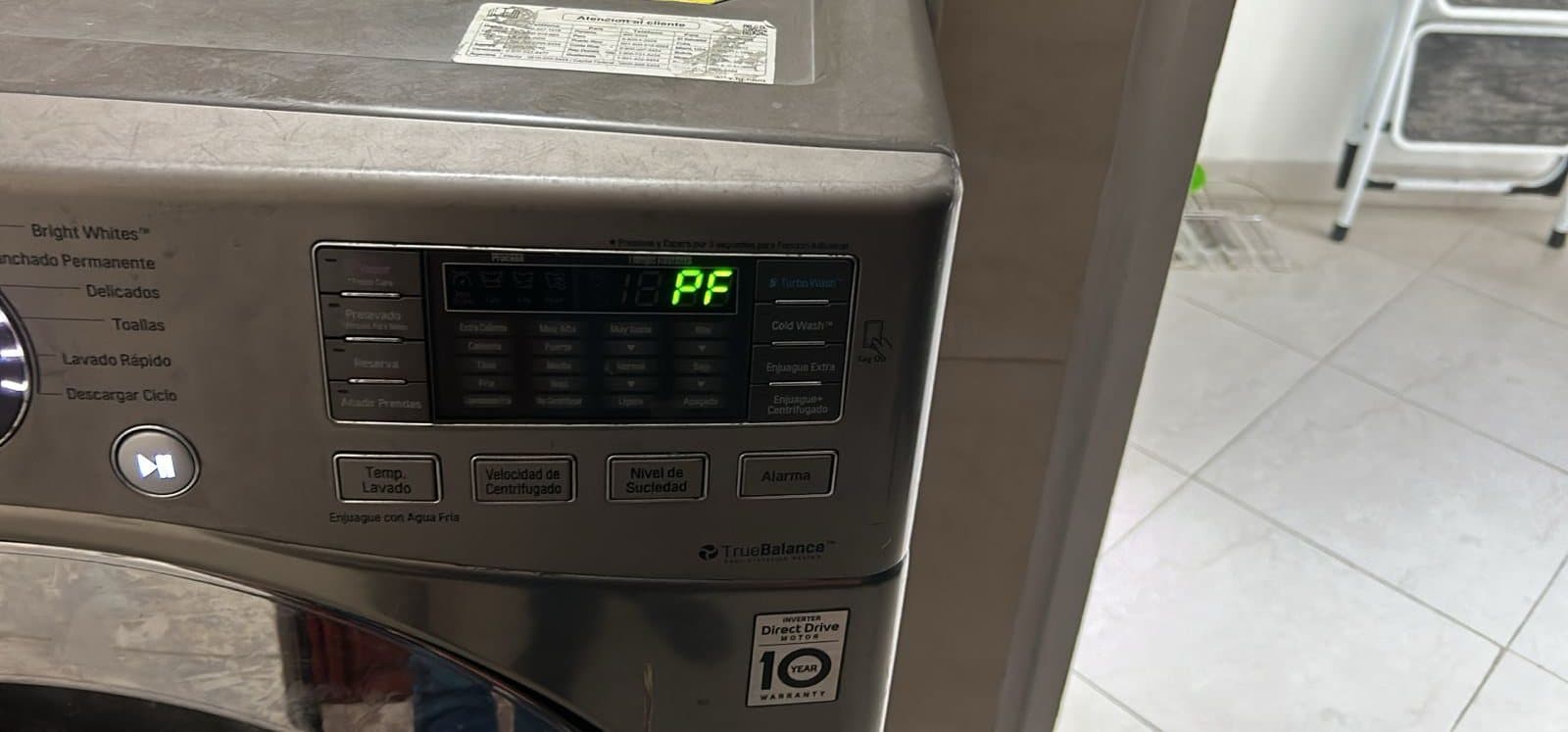 Panel de una lavadora LG mostrando el código de error PF durante un diagnóstico a domicilio